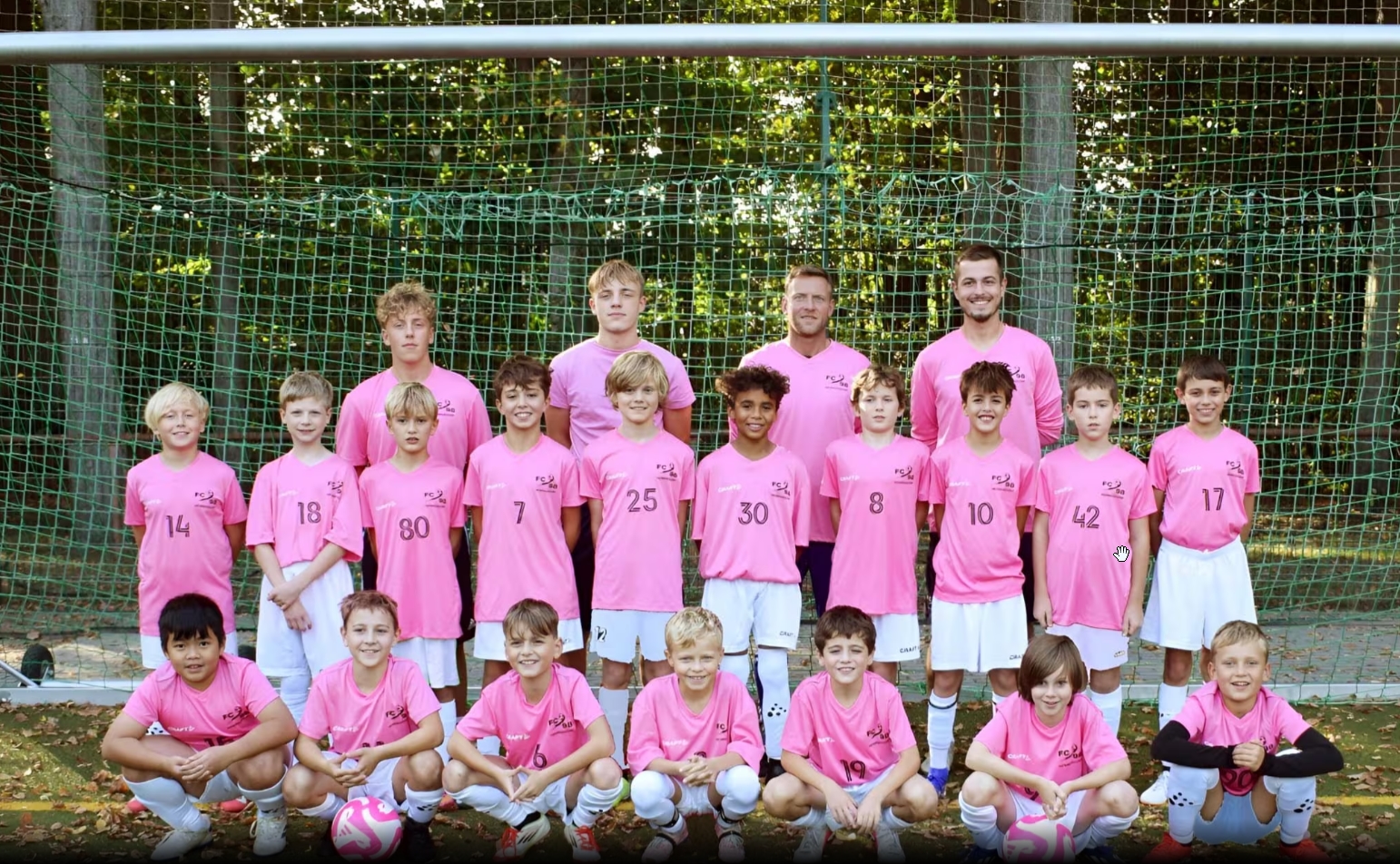 2026-09-29 09_38_40-Spenden für den Verein „Brustkrebs Deutschland“_ Fußballer spielen in Pink und 1.jpg